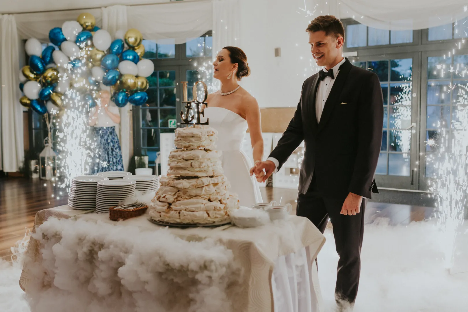 Fontanny iskier i dym do tortu