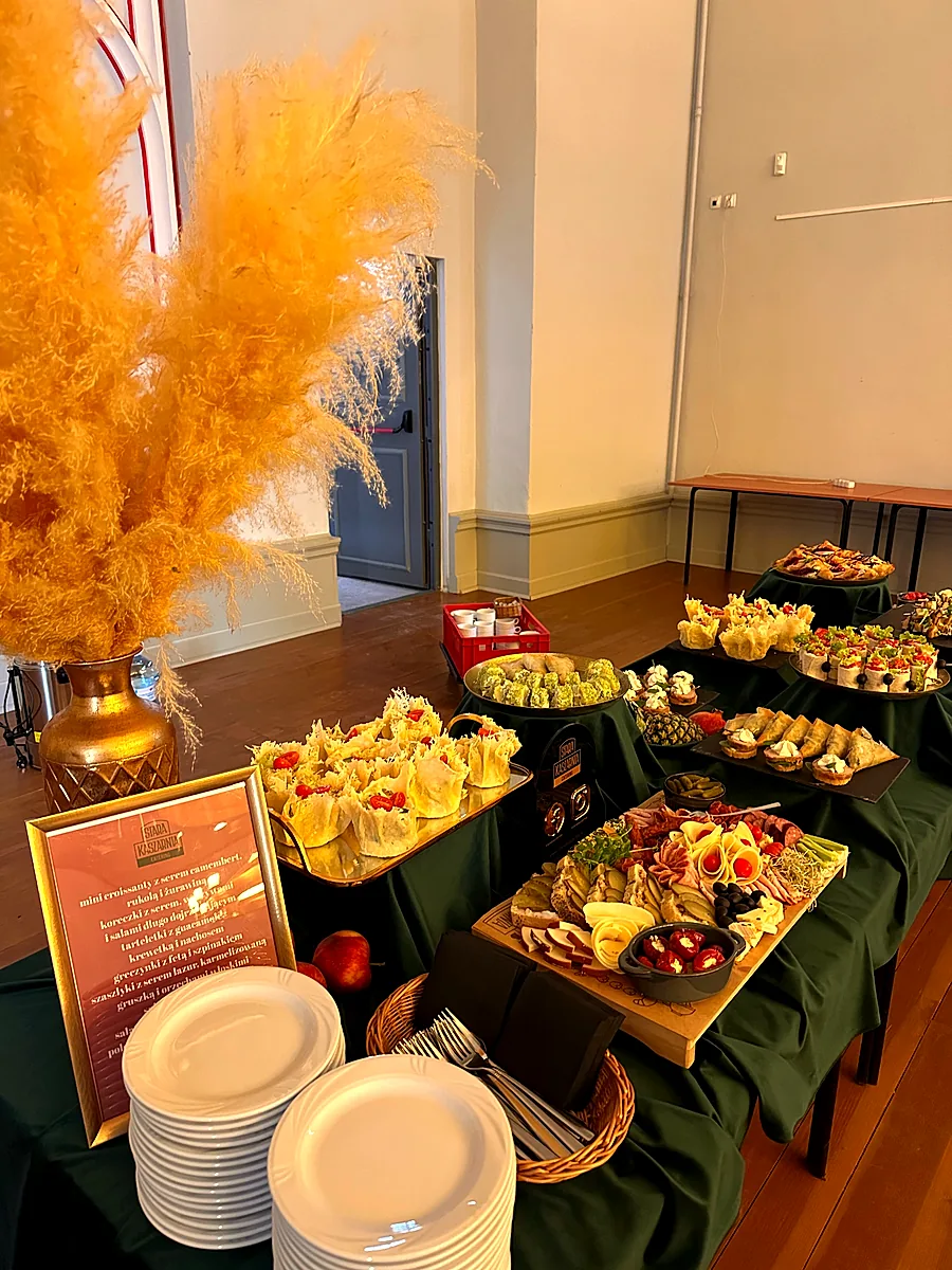 Bufet cateringowy z dekoracjami na zamku w Człuchowie