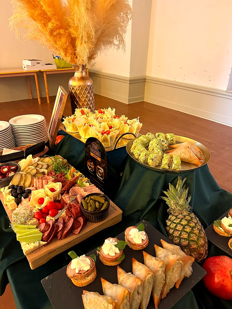 Bufet z przystawkami i trawą pampasową, zamek Człuchów