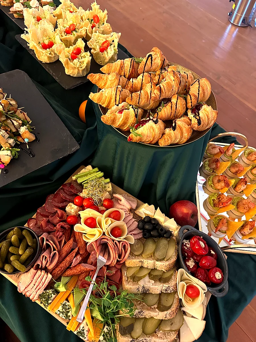 Croissanty z szynką i deska serów na cateringu w Człuchowie