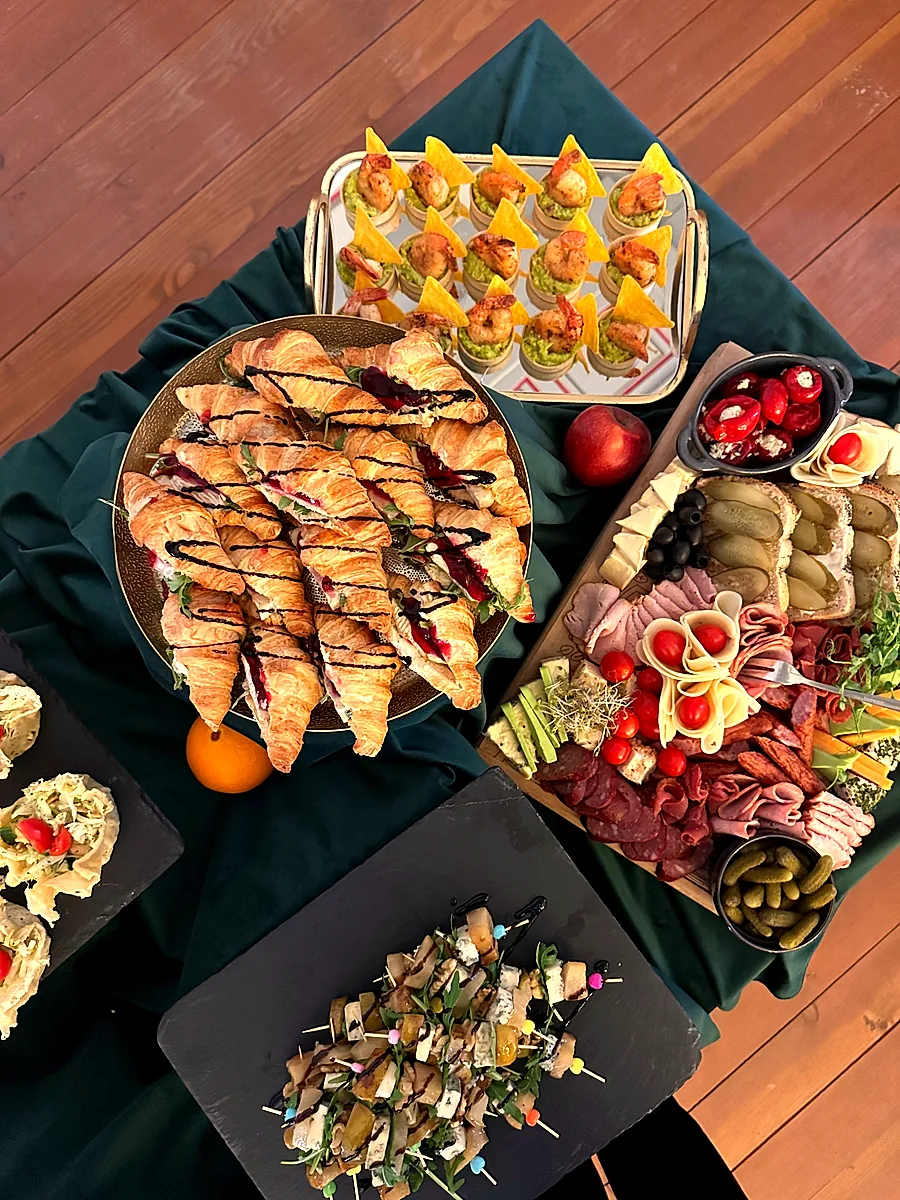 Croissanty i deska wędlin, catering bankietowy Człuchów