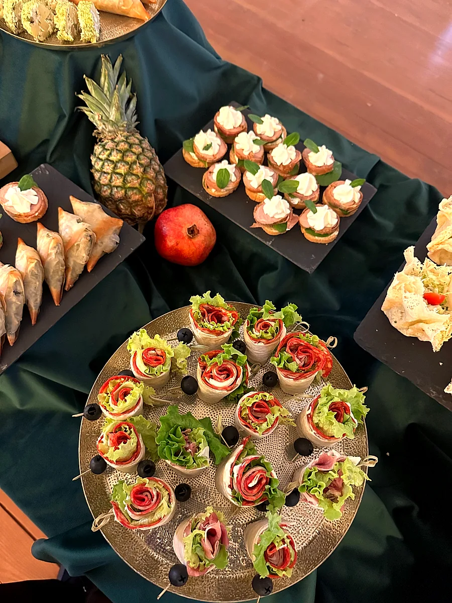 Roladki z szynki i profiterole na przyjęciu w zamku Człuchów